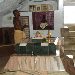 Vallimalai Thirupuzah Satchidanandar Jeeva Samadhi Gufa